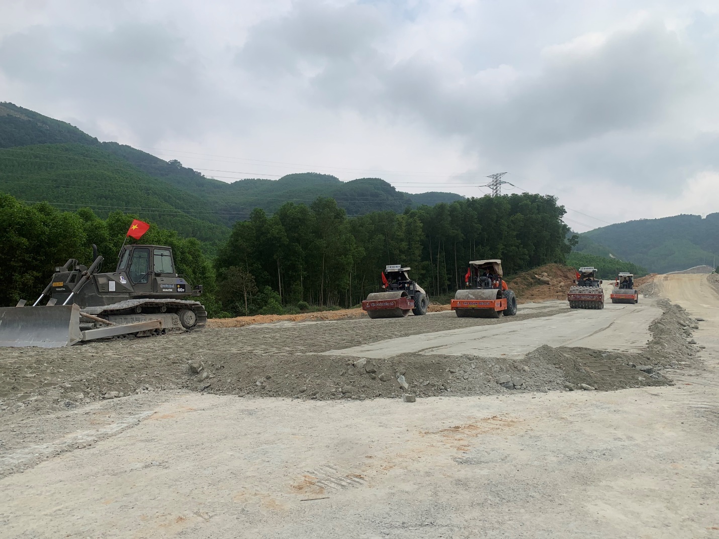 Tết không nghỉ trên công trường cao tốc Quảng Ngãi - Hoài Nhơn- Ảnh 5. Tết không nghỉ trên công trường cao tốc Quảng Ngãi - Hoài Nhơn- Ảnh 5.