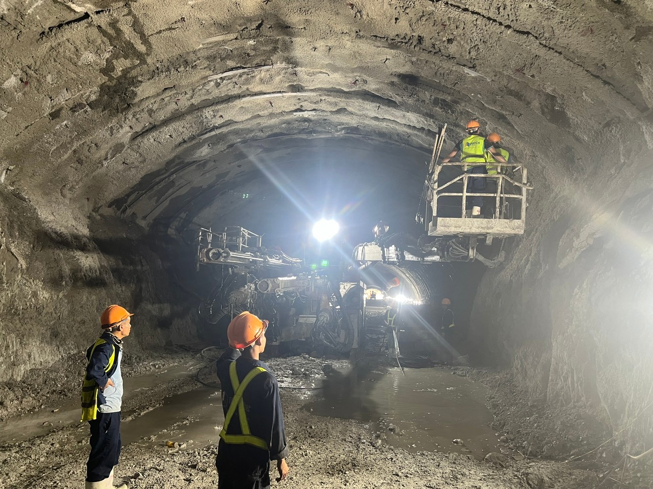 Tết không nghỉ trên công trường cao tốc Quảng Ngãi - Hoài Nhơn- Ảnh 8. Tết không nghỉ trên công trường cao tốc Quảng Ngãi - Hoài Nhơn- Ảnh 8.