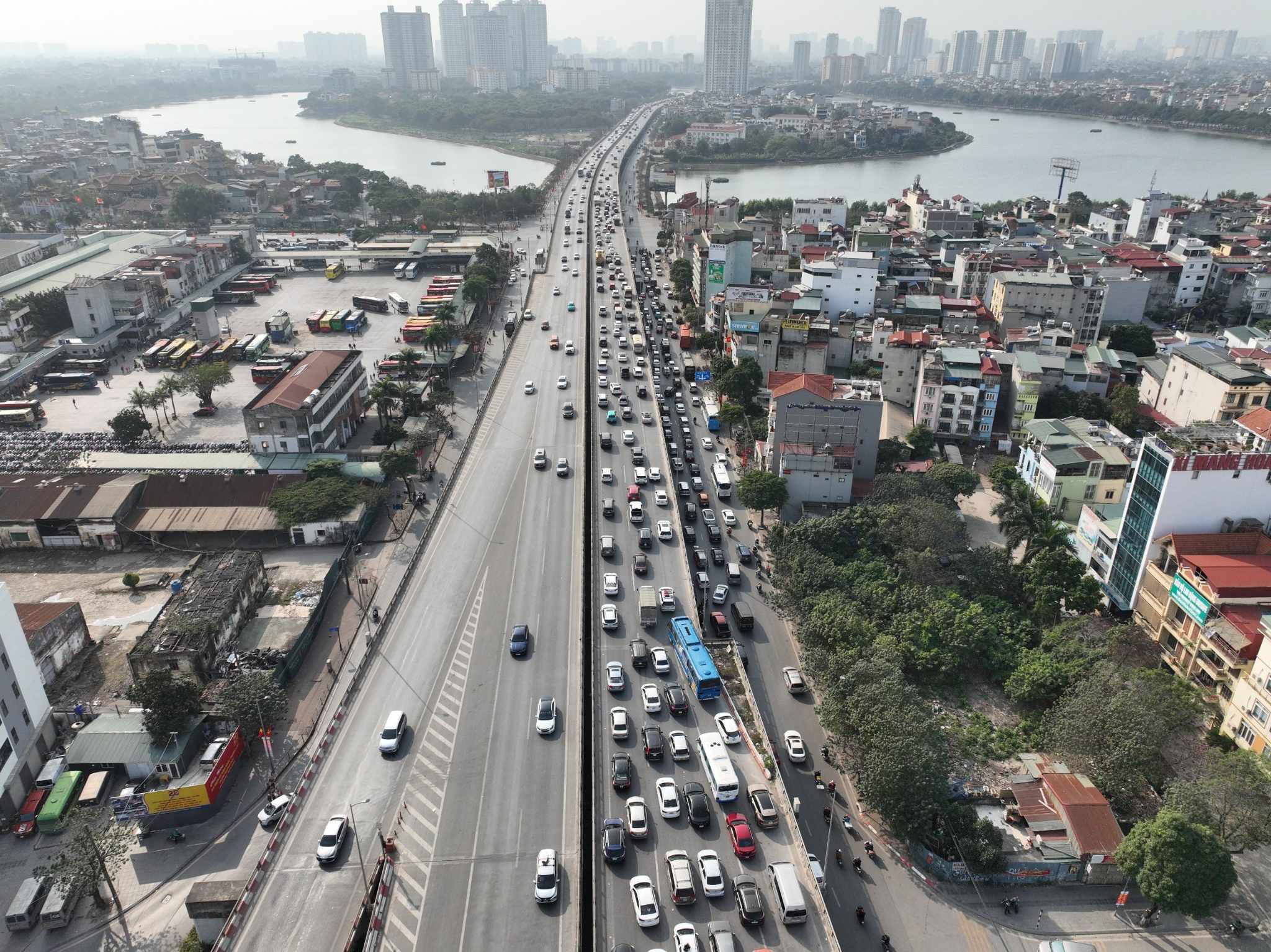 Dòng phương tiện bắt đầu đổ về Thủ đô, CSGT, CSCĐ căng mình hướng dẫn giao thông- Ảnh 2.