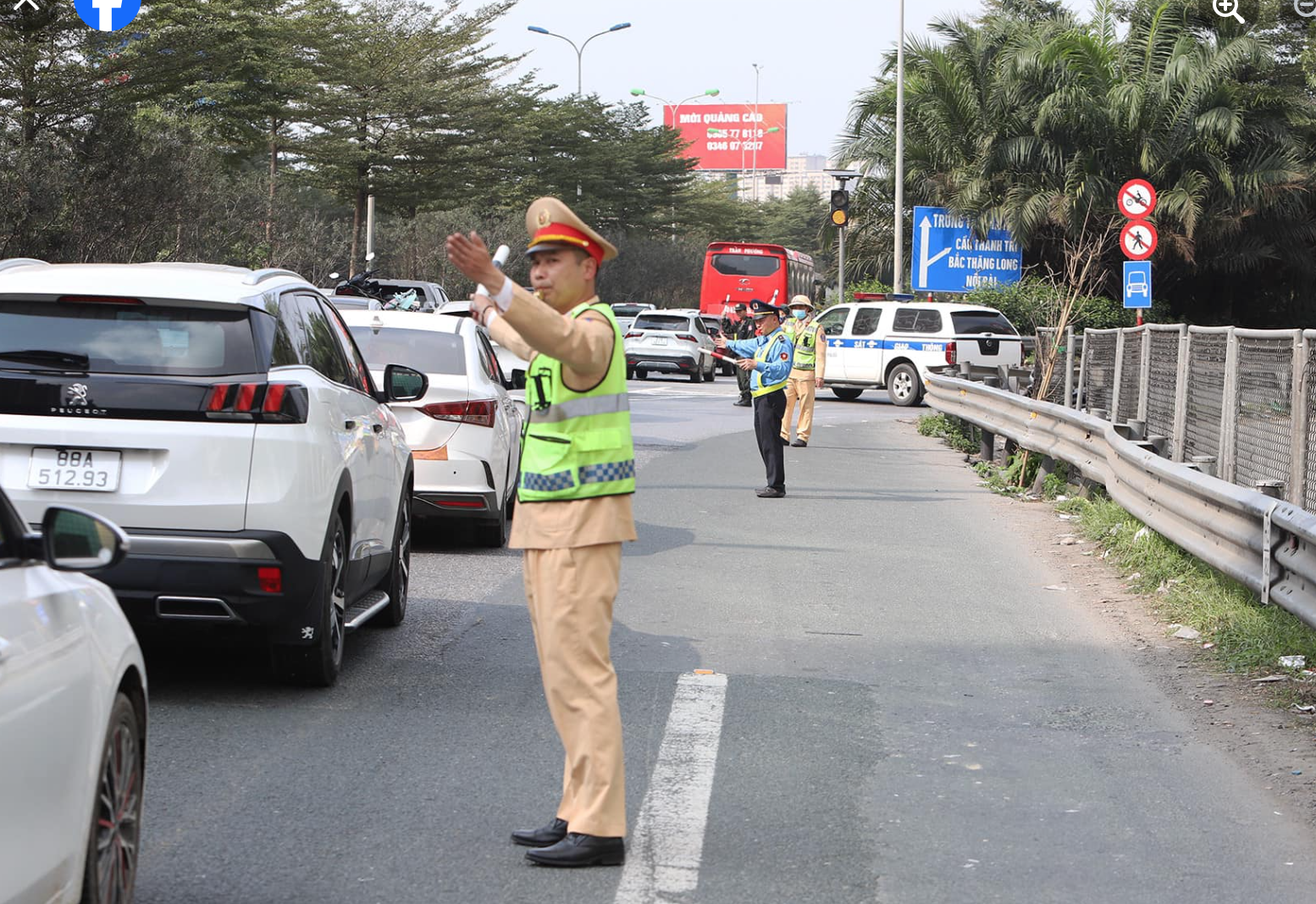 Dòng phương tiện bắt đầu đổ về Thủ đô, CSGT, CSCĐ căng mình hướng dẫn giao thông- Ảnh 3.