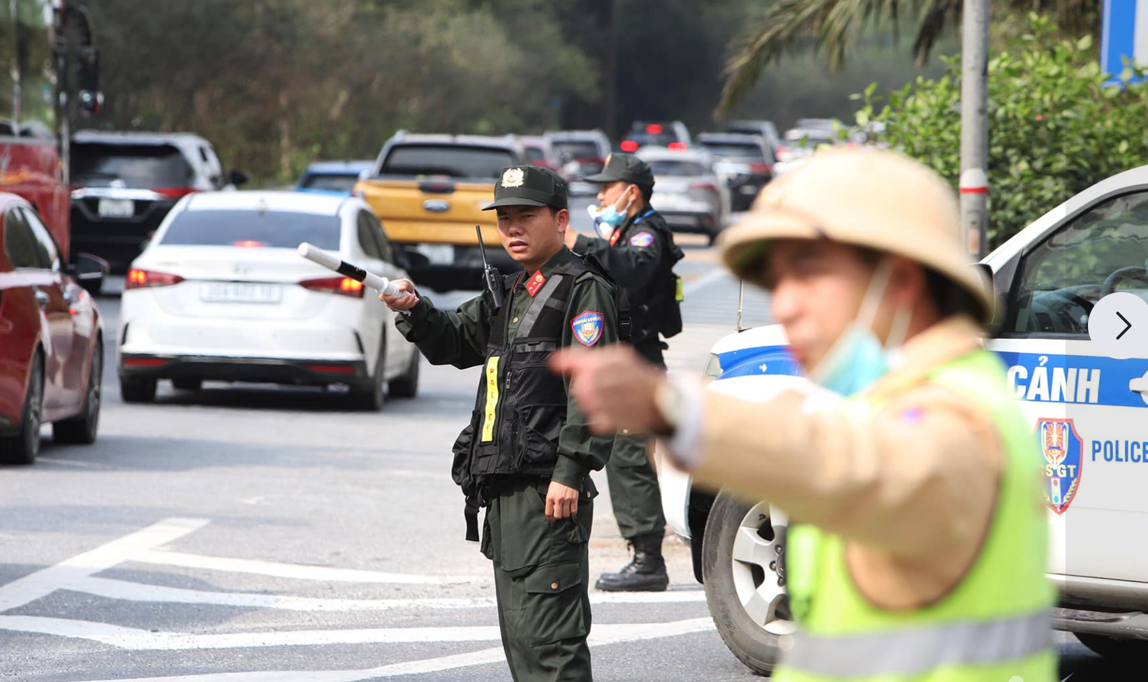 Dòng phương tiện bắt đầu đổ về Thủ đô, CSGT, CSCĐ căng mình hướng dẫn giao thông- Ảnh 1.