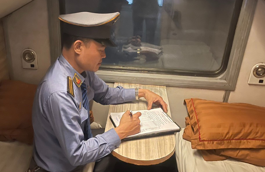 Hơn 20 triệu đồng được nhân viên đường sắt trao trả lại vị khách ngoại quốc- Ảnh 1.