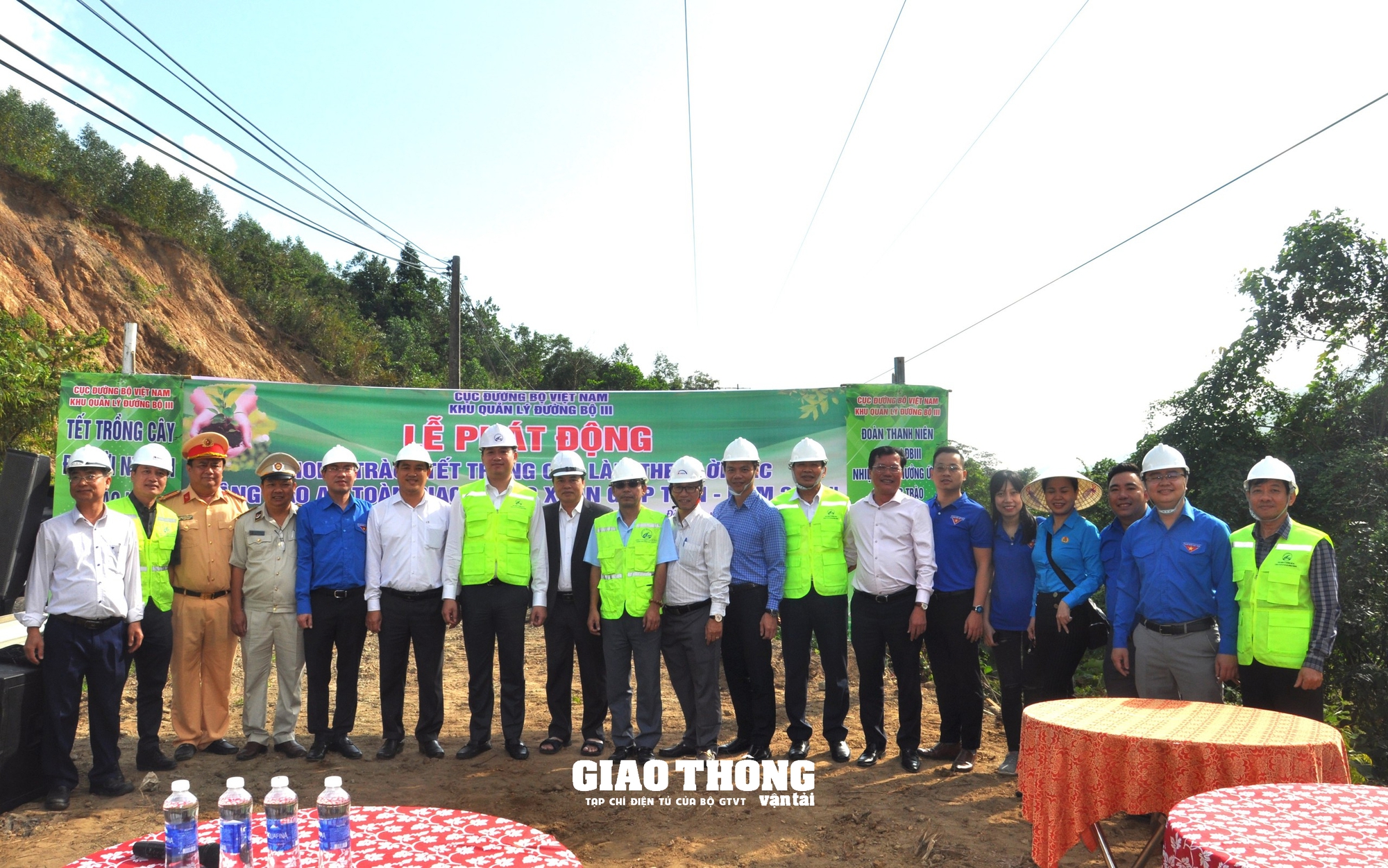 Ngành Đường bộ trồng cây xanh tạo hộ lan tự nhiên, nâng cao an toàn giao thông- Ảnh 4.