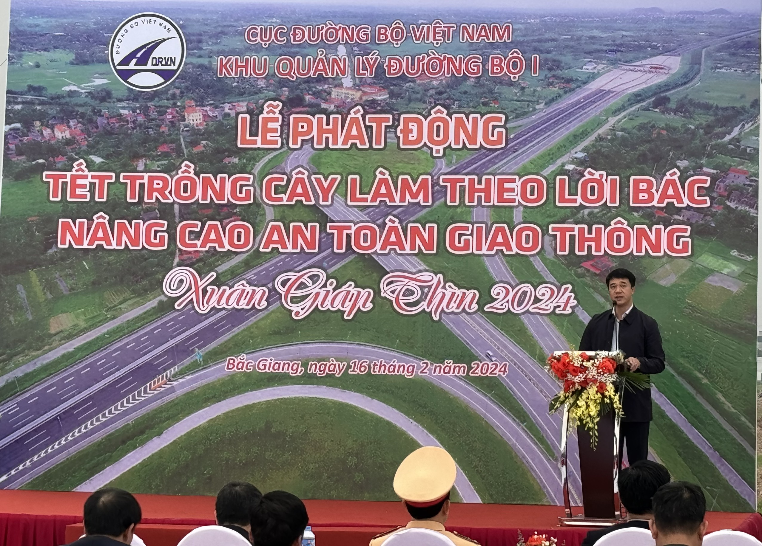 Ngành Đường bộ trồng cây xanh tạo hộ lan tự nhiên, nâng cao an toàn giao thông- Ảnh 2.