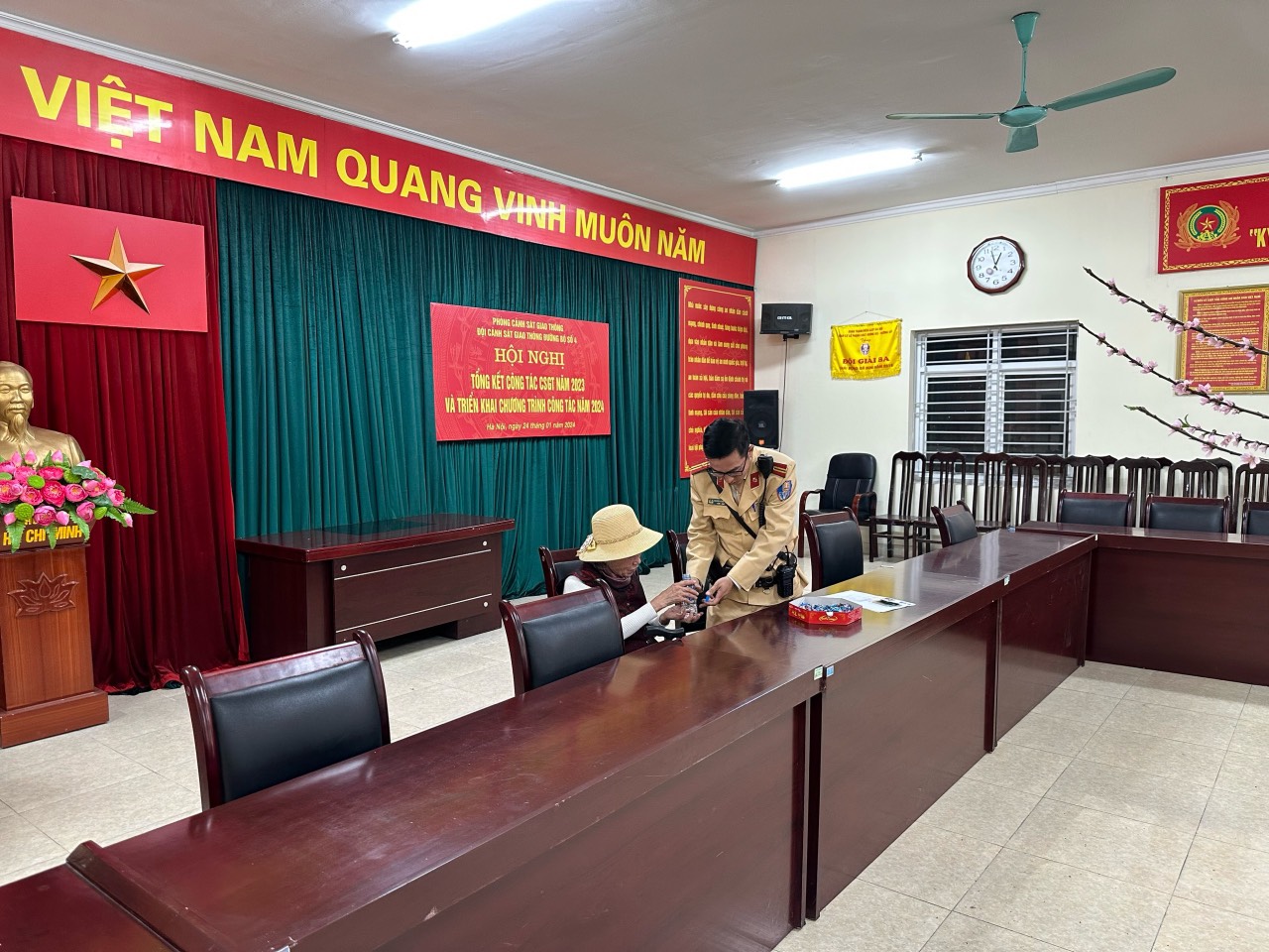 CSGT Hà Nội giúp cụ bà 84 tuổi bị lạc về với gia đình- Ảnh 2.