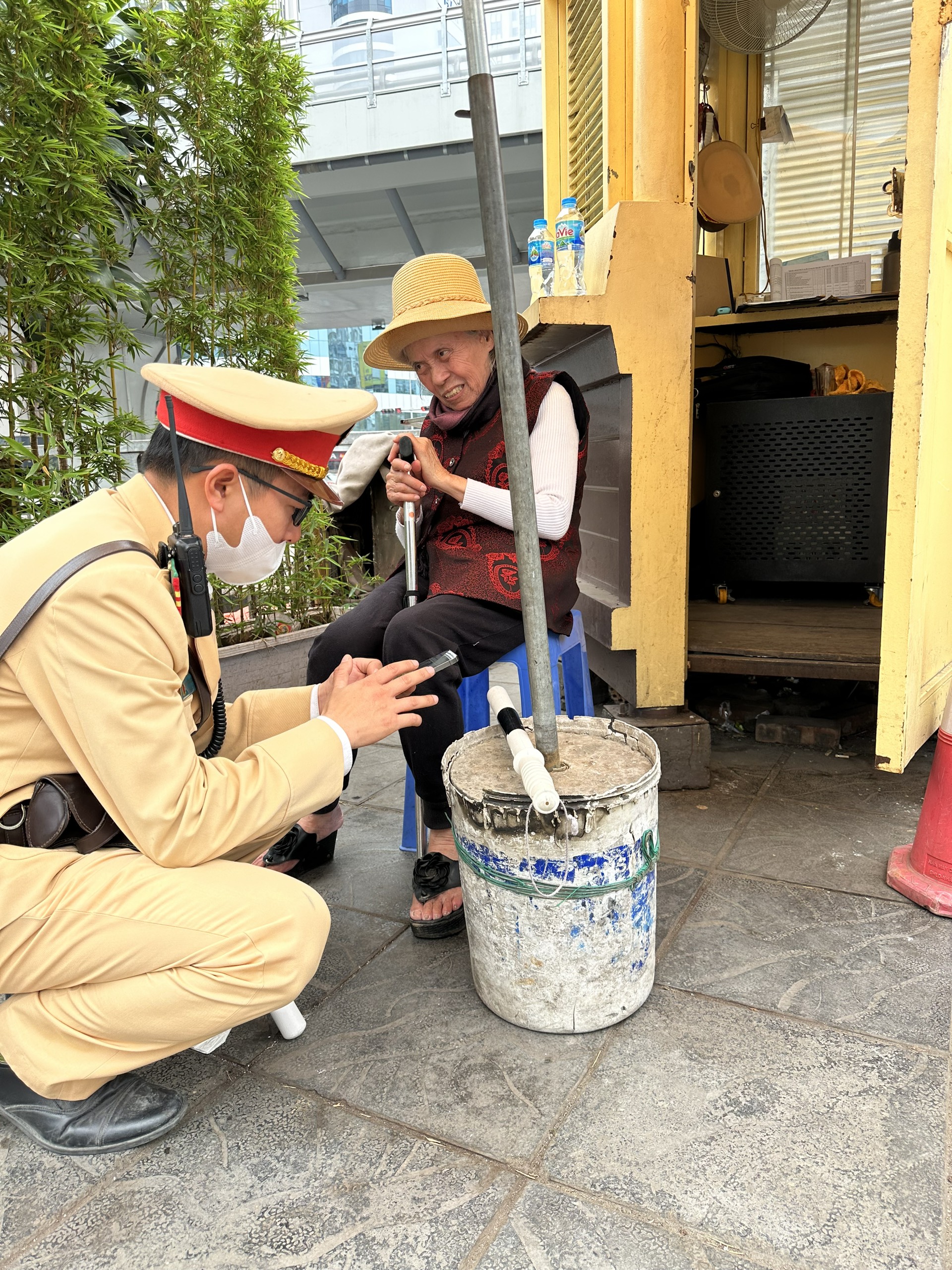 CSGT Hà Nội giúp cụ bà 84 tuổi bị lạc về với gia đình- Ảnh 1.