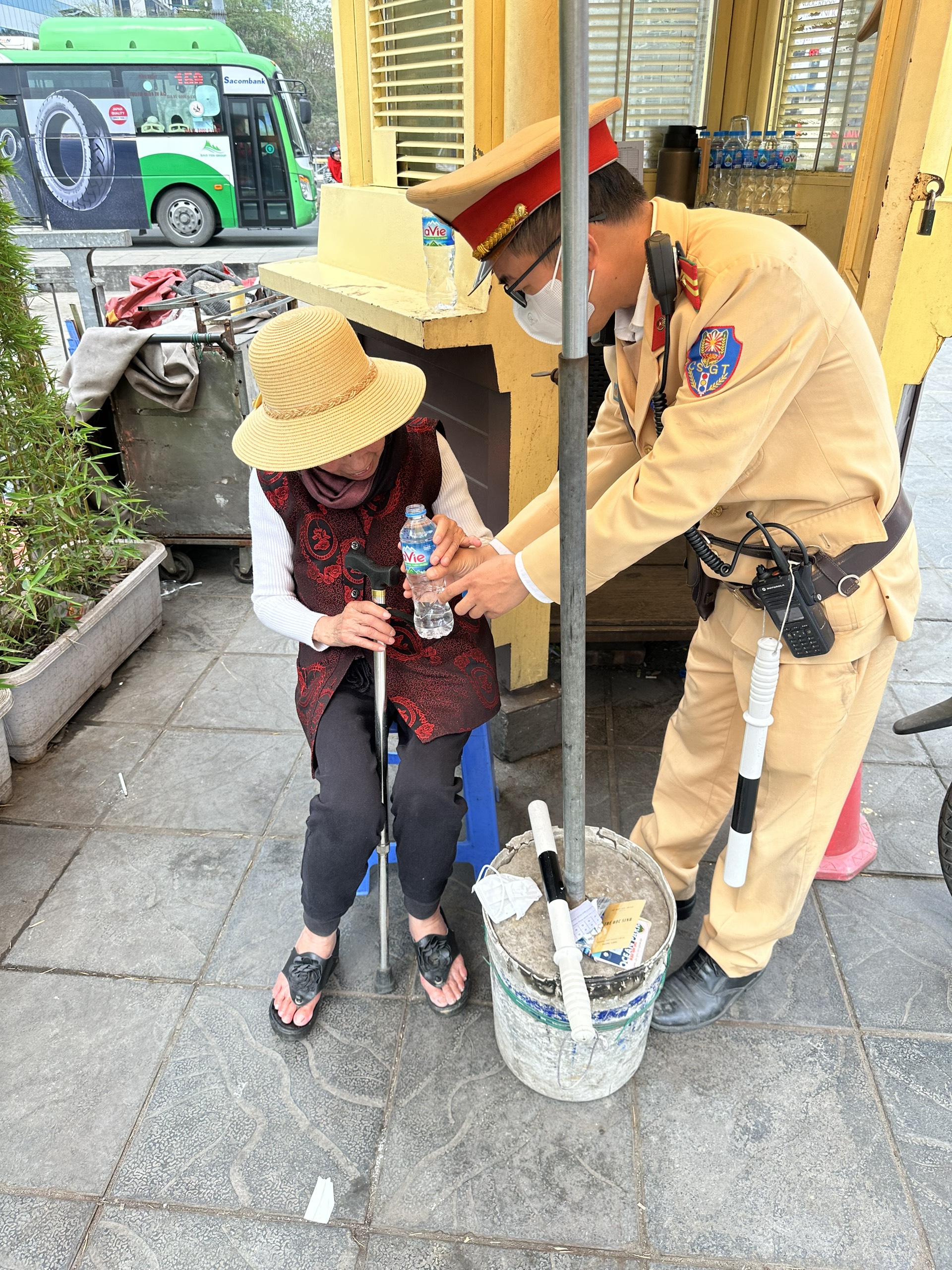 CSGT Hà Nội giúp cụ bà 84 tuổi bị lạc về với gia đình- Ảnh 3.