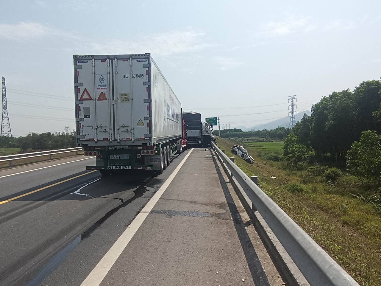 Video cận cảnh vụ TNGT ô tô tông nhau liên hoàn trên cao tốc Cam Lộ - La Sơn, khiến 3 người thương vong- Ảnh 7.