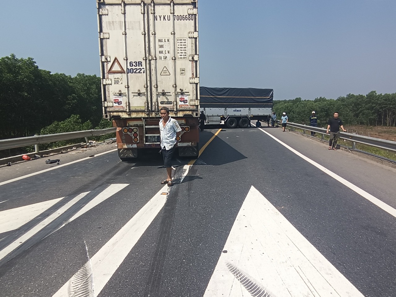 Video cận cảnh vụ TNGT ô tô tông nhau liên hoàn trên cao tốc Cam Lộ - La Sơn, khiến 3 người thương vong- Ảnh 6.