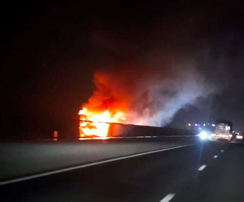 Xe khách cháy trơ khung trên cao tốc Vĩnh Hảo - Phan Thiết- Ảnh 1.