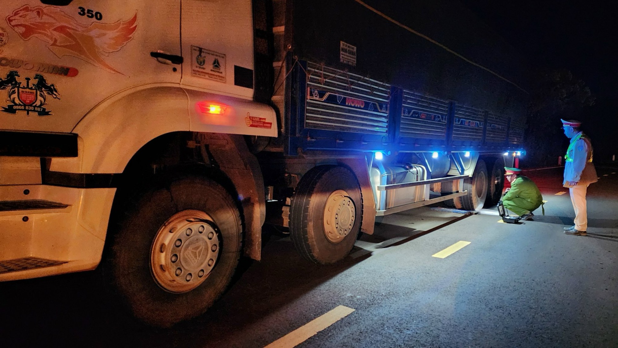 Xử phạt hơn 48 triệu đồng xe tải chở đá quá tải hơn 230% chạy liên tỉnh Bình Phước - Đắk Nông- Ảnh 2.