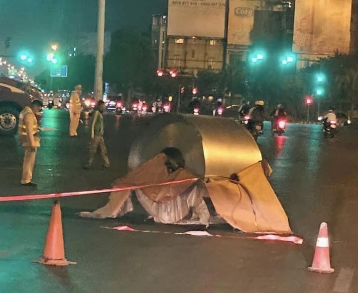 Hé lộ nguyên nhân xe container rơi cuộn thép đè bẹp ôtô con ở Hà Nội- Ảnh 2.