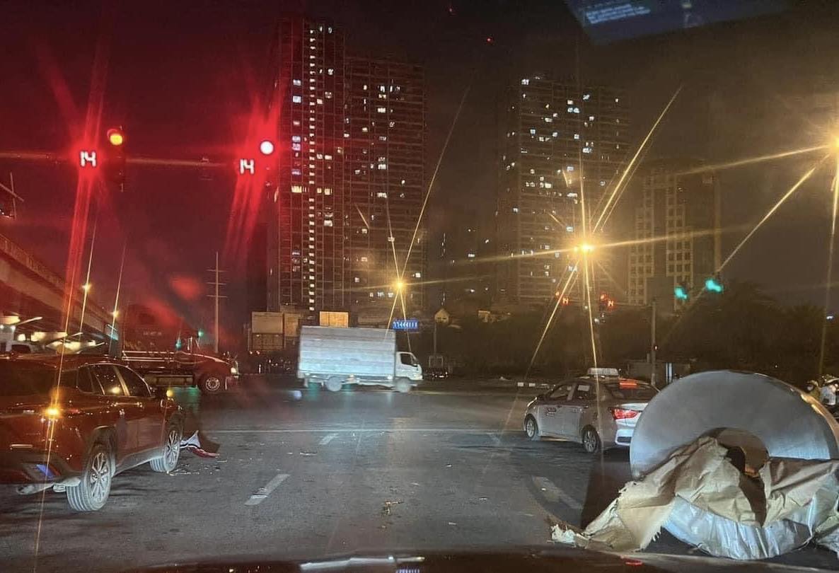 Hé lộ nguyên nhân xe container rơi cuộn thép đè bẹp ôtô con ở Hà Nội- Ảnh 3.