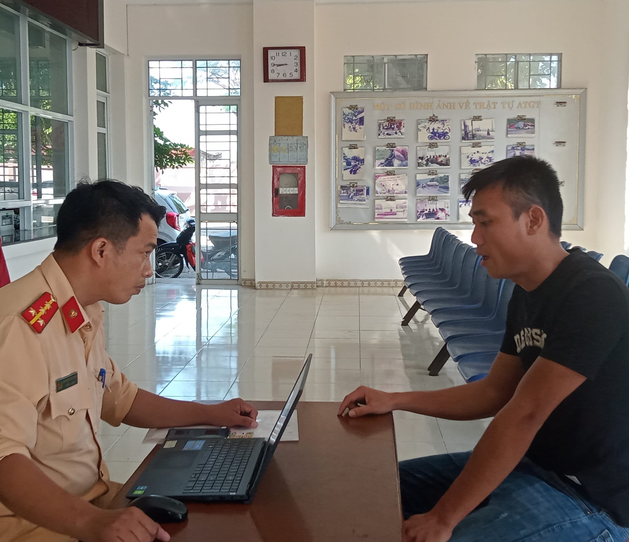 Xử phạt 11,4 triệu đồng lỗi giao xe cho người không đủ điều kiện điều khiển tham gia giao thông- Ảnh 1.