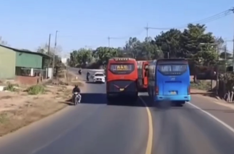 Xử phạt tài xế xe khách vượt ẩu, lấn làn trên đường Hồ Chí Minh qua tỉnh Đắk Nông- Ảnh 1.