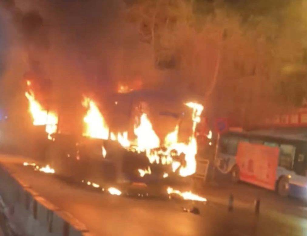 Hà Nội: Xe buýt cháy dữ dội lúc rạng sáng- Ảnh 1.