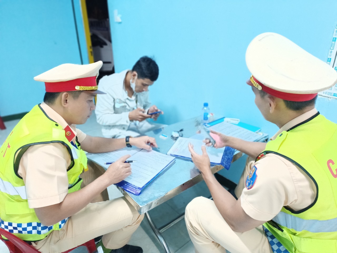 Kiểm tra nồng độ cồn, CSGT Đà Nẵng phát hiện lái xe dương tính với ma túy- Ảnh 1.