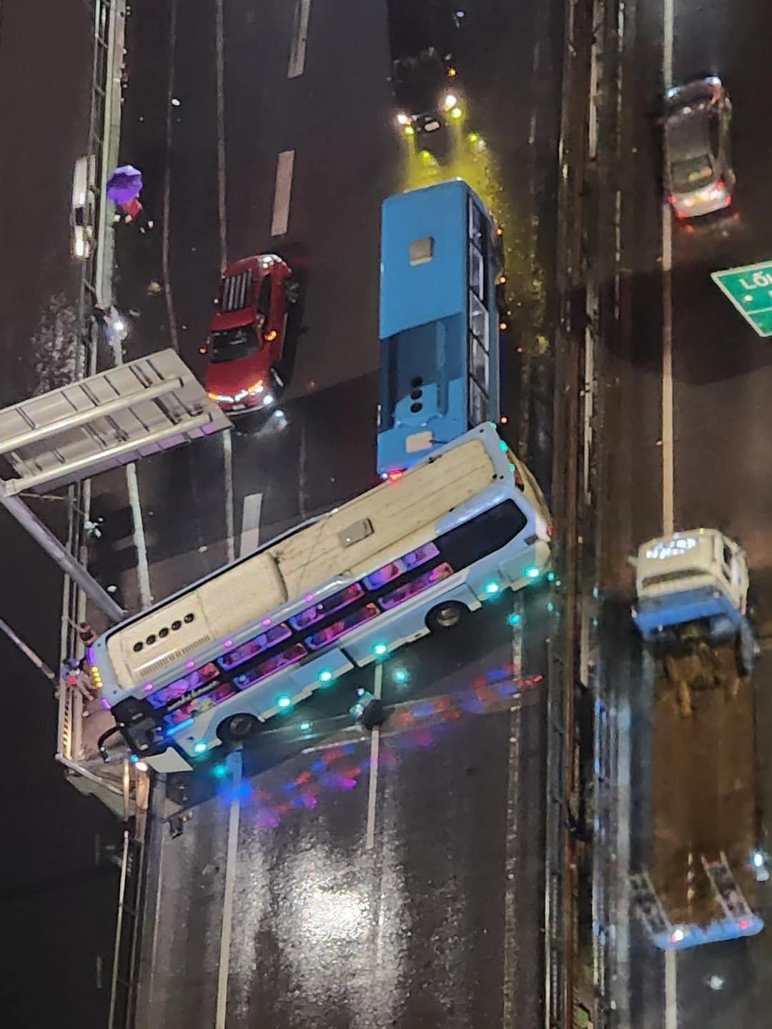 Video xe khách chắn ngang đường vành đai 3 trên cao Hà Nội sau khi tránh ôtô con- Ảnh 1. Video xe khách chắn ngang đường vành đai 3 trên cao Hà Nội sau khi tránh ôtô con- Ảnh 1.