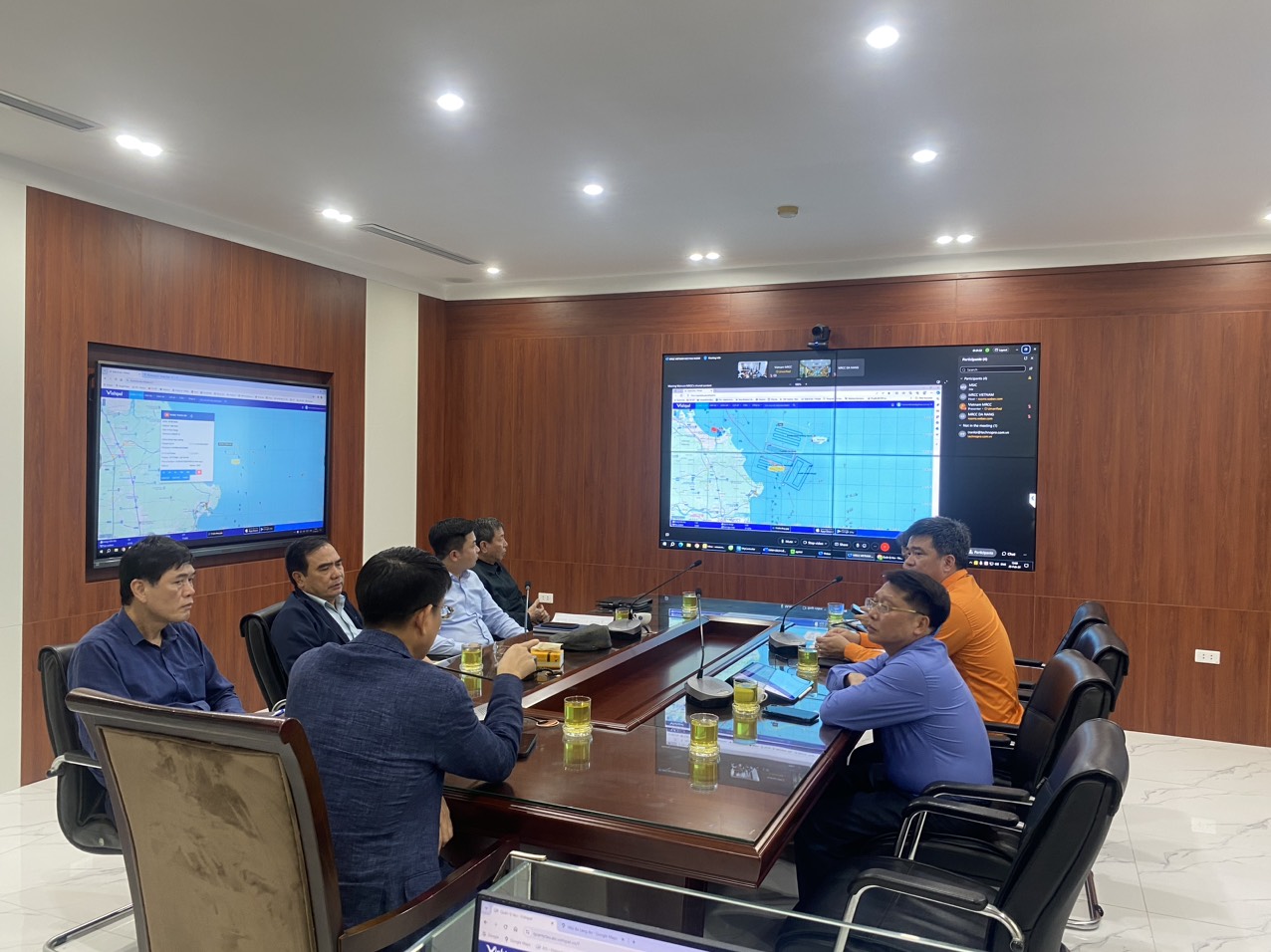 Tàu cá chìm sau đâm va tàu hàng: Huy động tối đa, chạy đua thời gian tìm 2 ngư dân mất tích- Ảnh 3. Tàu cá chìm sau đâm va tàu hàng: Huy động tối đa, chạy đua thời gian tìm 2 ngư dân mất tích- Ảnh 3.