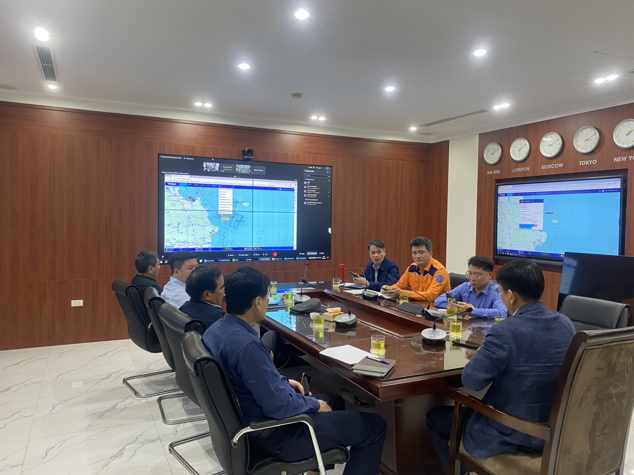 Tàu cá chìm sau đâm va tàu hàng: Huy động tối đa, chạy đua thời gian tìm 2 ngư dân mất tích- Ảnh 4. Tàu cá chìm sau đâm va tàu hàng: Huy động tối đa, chạy đua thời gian tìm 2 ngư dân mất tích- Ảnh 4.