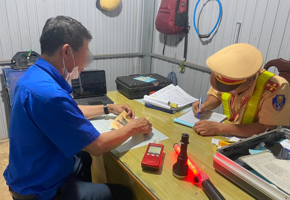 CSGT tỉnh Đắk Nông xử phạt tài xế xe buýt vi phạm nồng độ cồn- Ảnh 2.