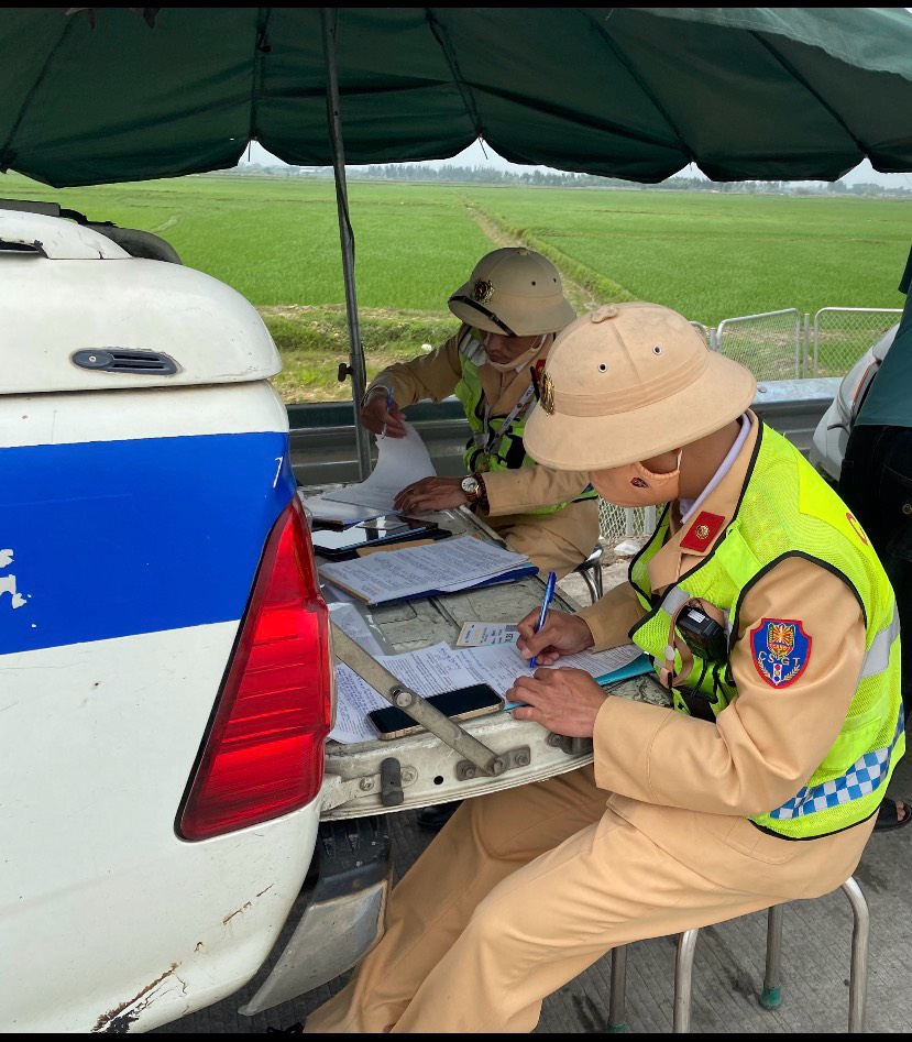 Cục CSGT ghi hình xử phạt hàng loạt ô tô vượt ẩu trên đường cao tốc Cam Lộ - La Sơn- Ảnh 4.