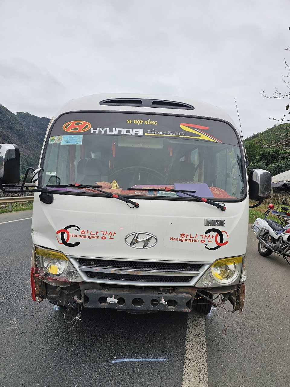 Tạm giữ hình sự tài xế điều khiển ô tô khách tông vào xe cảnh sát- Ảnh 1.