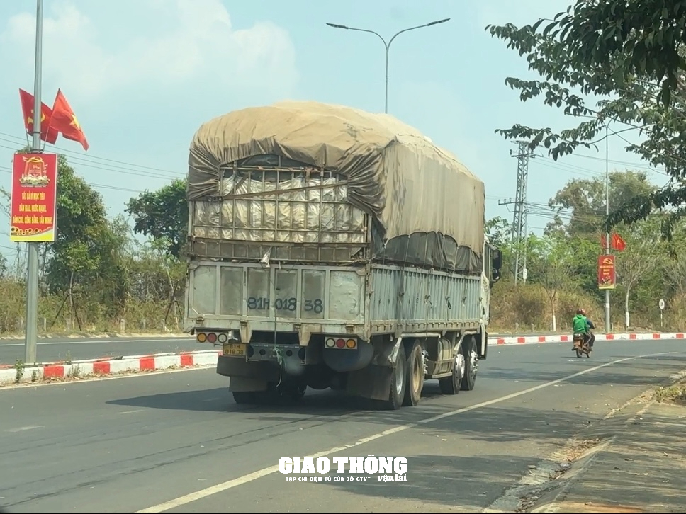 Xe tải chở mì có dấu hiệu quá tải, quá khổ dễ dàng Xe tải chở mì có dấu hiệu quá tải, quá khổ dễ dàng