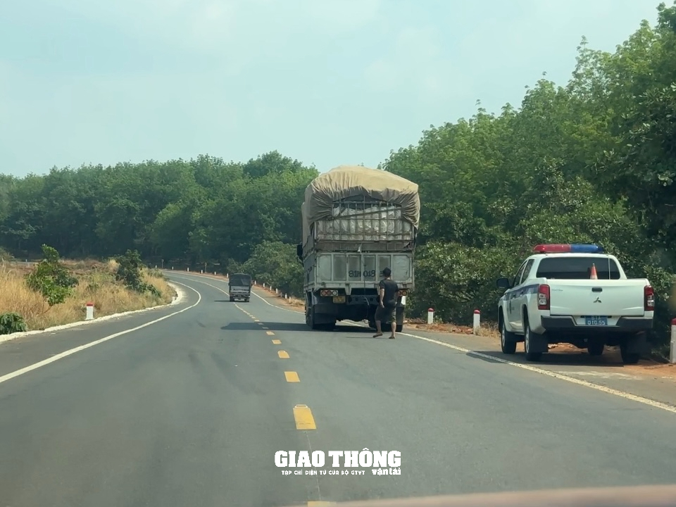 Xe tải chở mì có dấu hiệu quá tải, quá khổ dễ dàng Xe tải chở mì có dấu hiệu quá tải, quá khổ dễ dàng