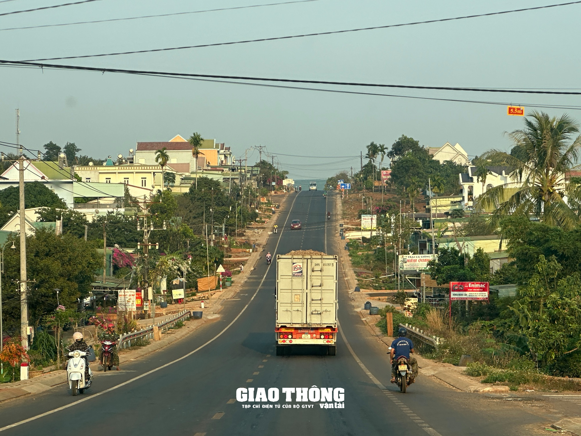 Xe tải chở mì có dấu hiệu quá tải, quá khổ dễ dàng Xe tải chở mì có dấu hiệu quá tải, quá khổ dễ dàng