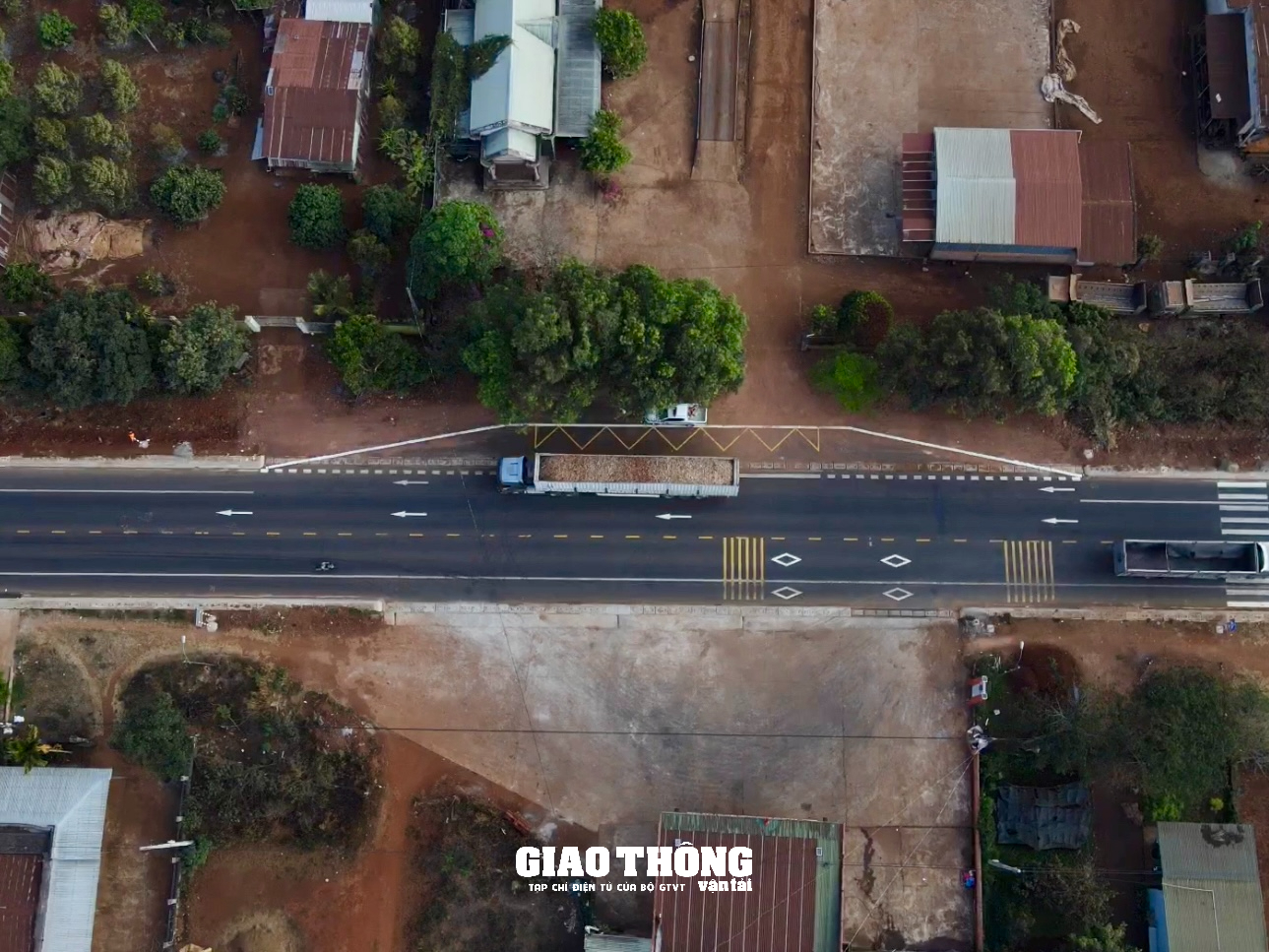 Xe tải chở mì có dấu hiệu quá tải, quá khổ dễ dàng Xe tải chở mì có dấu hiệu quá tải, quá khổ dễ dàng