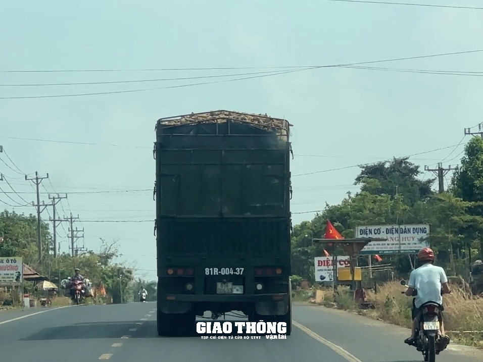 Xe tải chở mì có dấu hiệu quá tải, quá khổ dễ dàng Xe tải chở mì có dấu hiệu quá tải, quá khổ dễ dàng