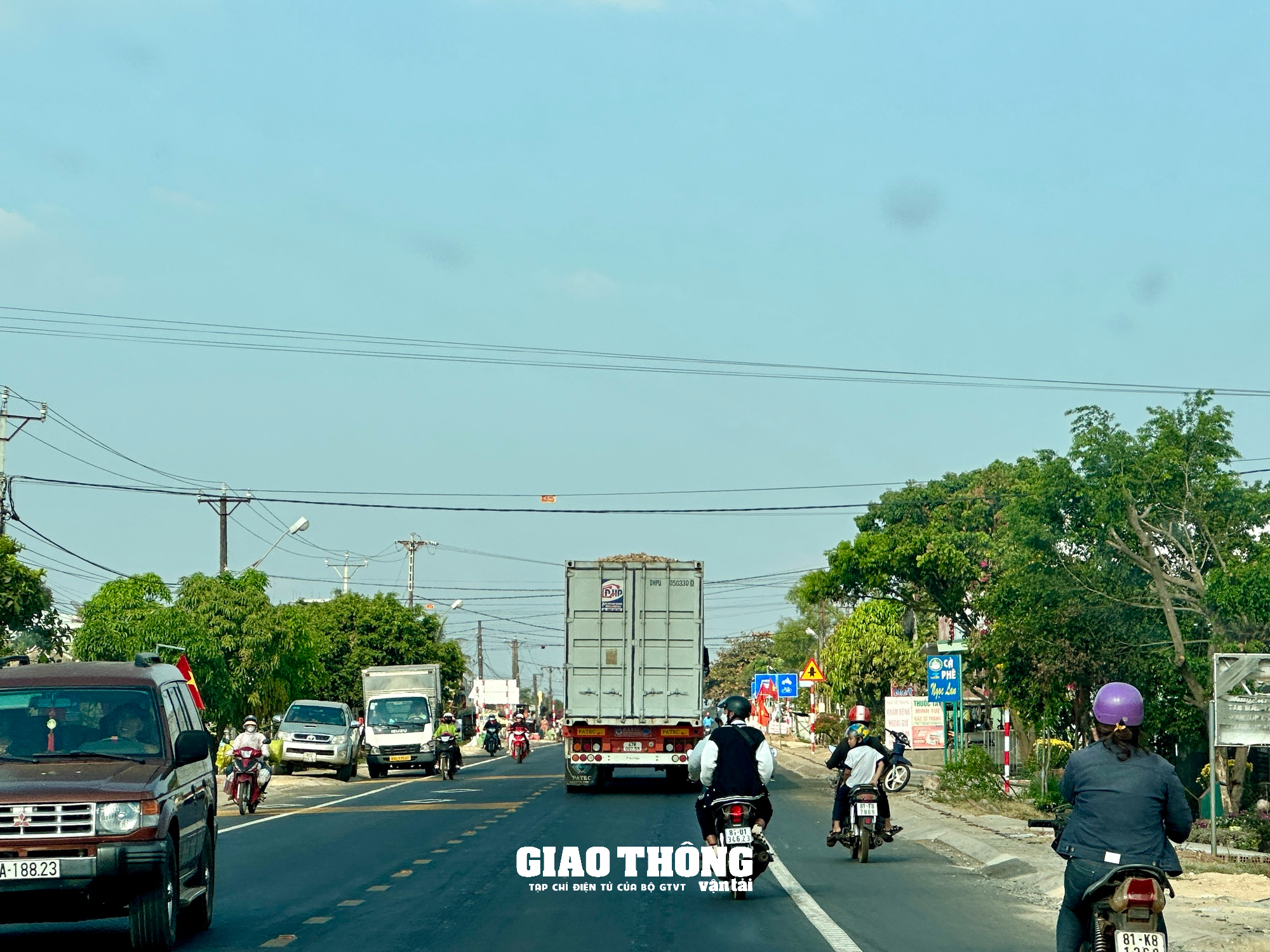 Xe tải chở mì có dấu hiệu quá tải, quá khổ dễ dàng Xe tải chở mì có dấu hiệu quá tải, quá khổ dễ dàng