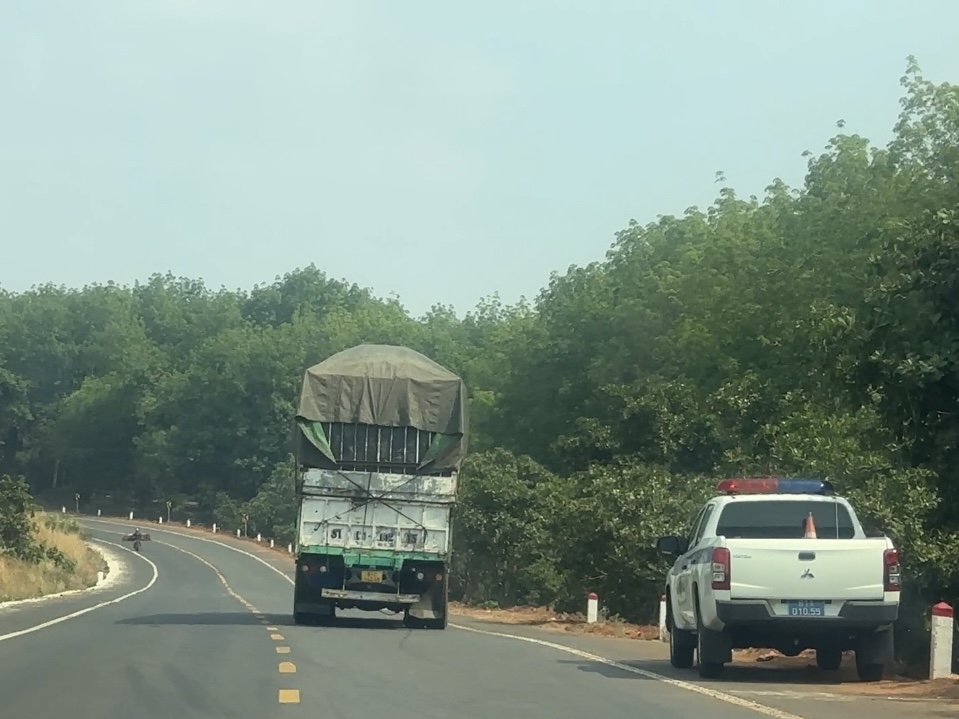 Xe tải chở mì có dấu hiệu quá tải, quá khổ dễ dàng Xe tải chở mì có dấu hiệu quá tải, quá khổ dễ dàng