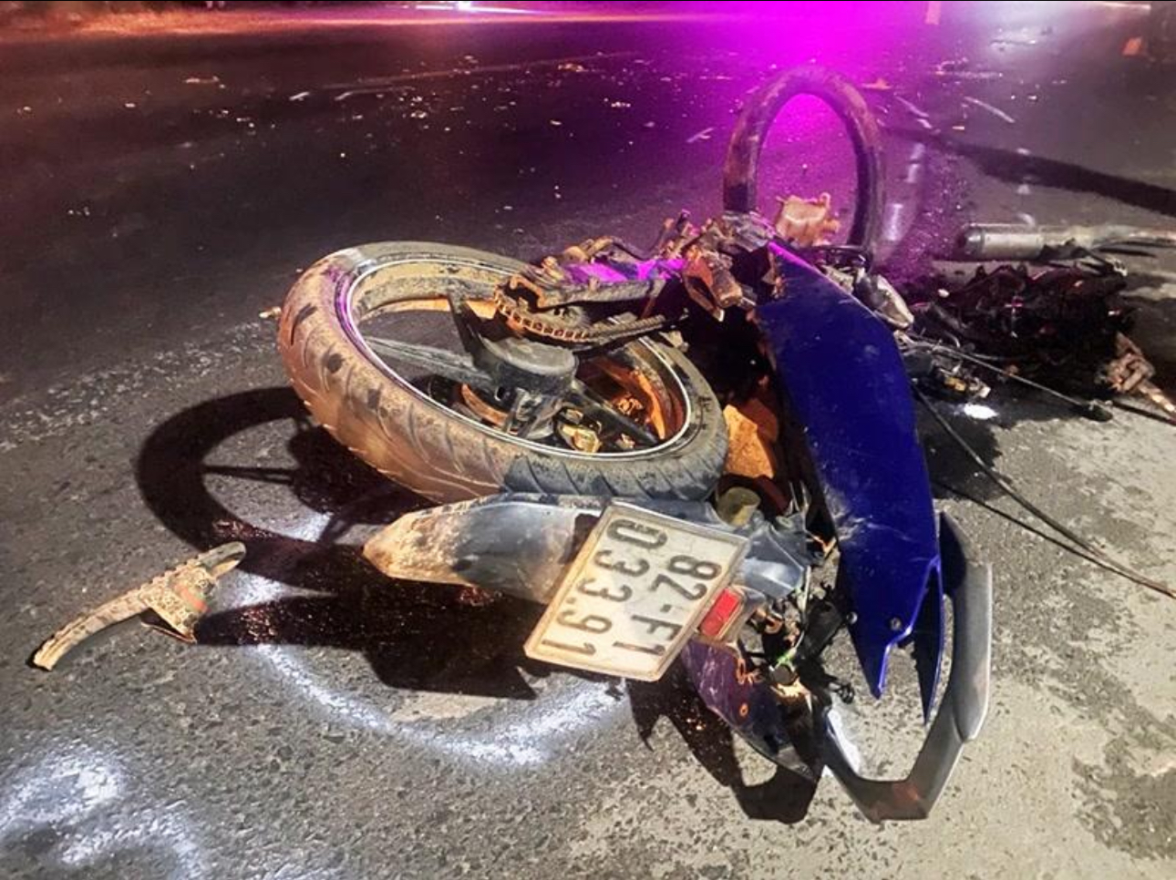 TNGT giữa ô tô và xe máy ở tỉnh Kon Tum khiến 2 người tử vong tại chỗ- Ảnh 1.