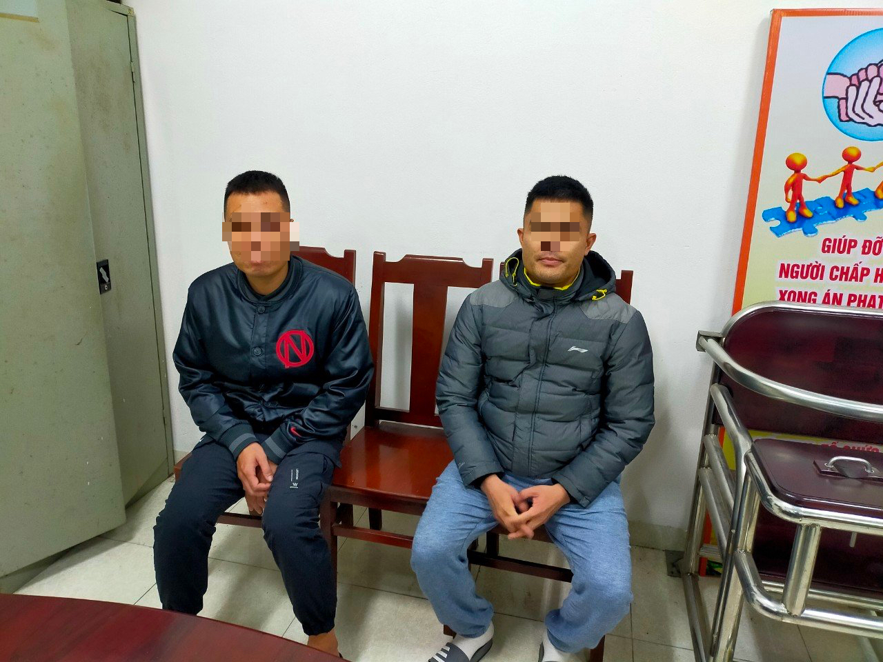 Triệu tập 2 thanh niên đi xe máy doạ đánh nữ tài xế ôtô trên đường Vành đai 2 Hà Nội- Ảnh 1.