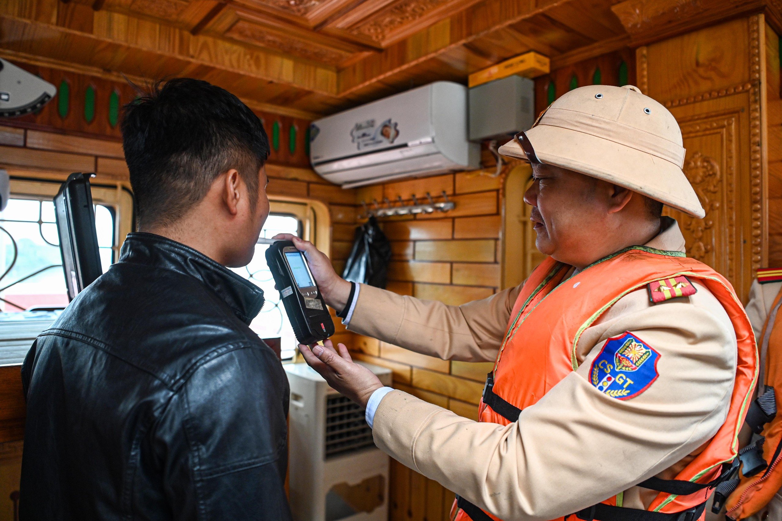 Cục CSGT phối hợp với 7 địa phương kiểm tra vi phạm trật tự ATGT trên sông Hồng- Ảnh 1.