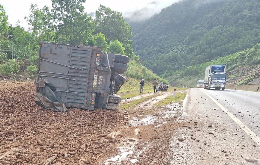 Hiện trường ô tô lật trên đường La Sơn - Túy Loan qua Đà Nẵng, 1 người tử vong- Ảnh 1. Hiện trường ô tô lật trên đường La Sơn - Túy Loan qua Đà Nẵng, 1 người tử vong- Ảnh 1.