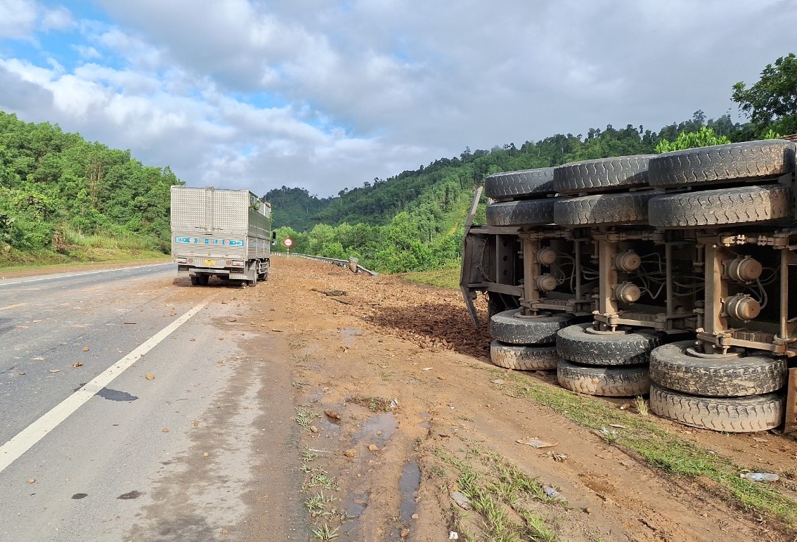 Hiện trường ô tô lật trên đường La Sơn - Túy Loan qua Đà Nẵng, 1 người tử vong- Ảnh 6. Hiện trường ô tô lật trên đường La Sơn - Túy Loan qua Đà Nẵng, 1 người tử vong- Ảnh 6.
