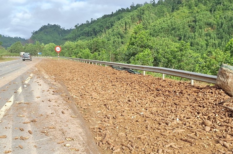 Hiện trường ô tô lật trên đường La Sơn - Túy Loan qua Đà Nẵng, 1 người tử vong- Ảnh 8. Hiện trường ô tô lật trên đường La Sơn - Túy Loan qua Đà Nẵng, 1 người tử vong- Ảnh 8.