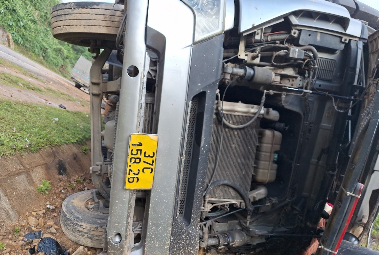 Hiện trường ô tô lật trên đường La Sơn - Túy Loan qua Đà Nẵng, 1 người tử vong- Ảnh 5. Hiện trường ô tô lật trên đường La Sơn - Túy Loan qua Đà Nẵng, 1 người tử vong- Ảnh 5.