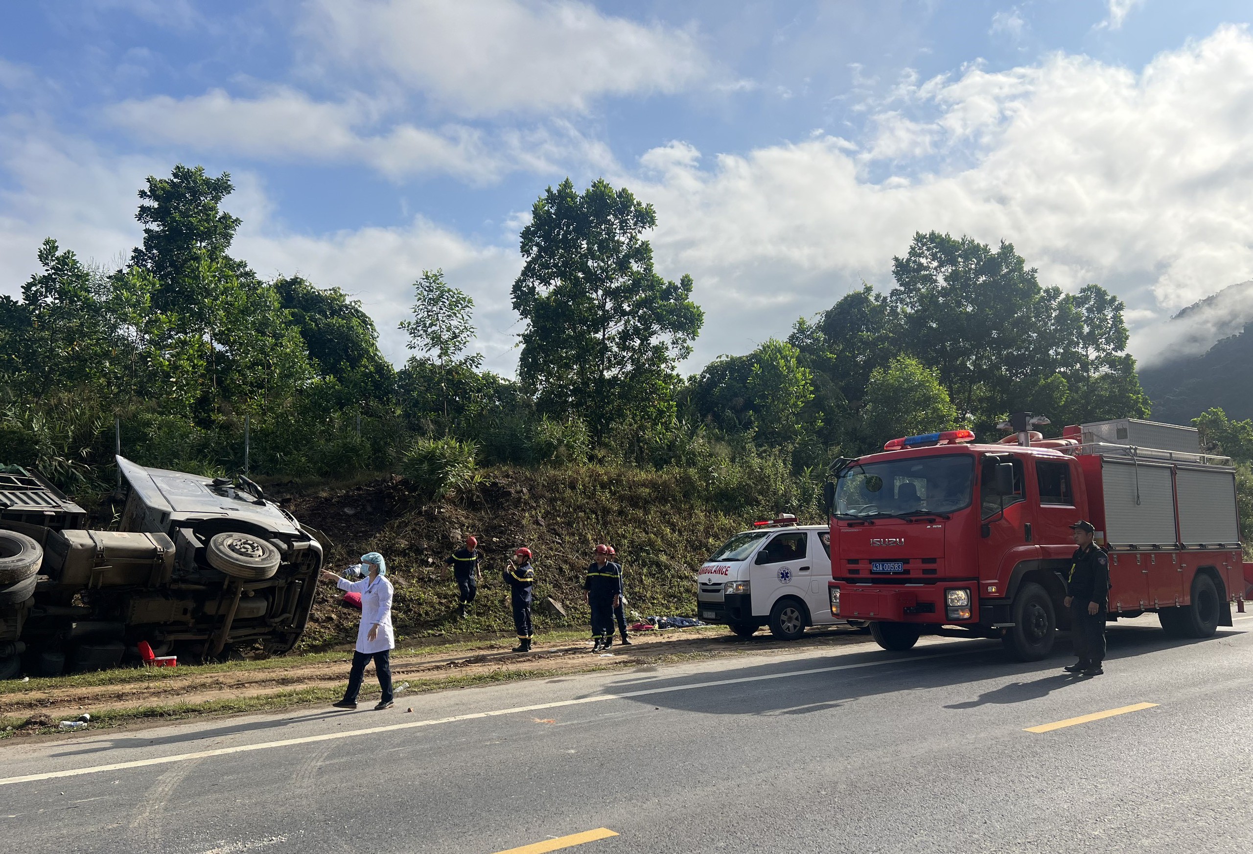 Hiện trường ô tô lật trên đường La Sơn - Túy Loan qua Đà Nẵng, 1 người tử vong- Ảnh 3. Hiện trường ô tô lật trên đường La Sơn - Túy Loan qua Đà Nẵng, 1 người tử vong- Ảnh 3.