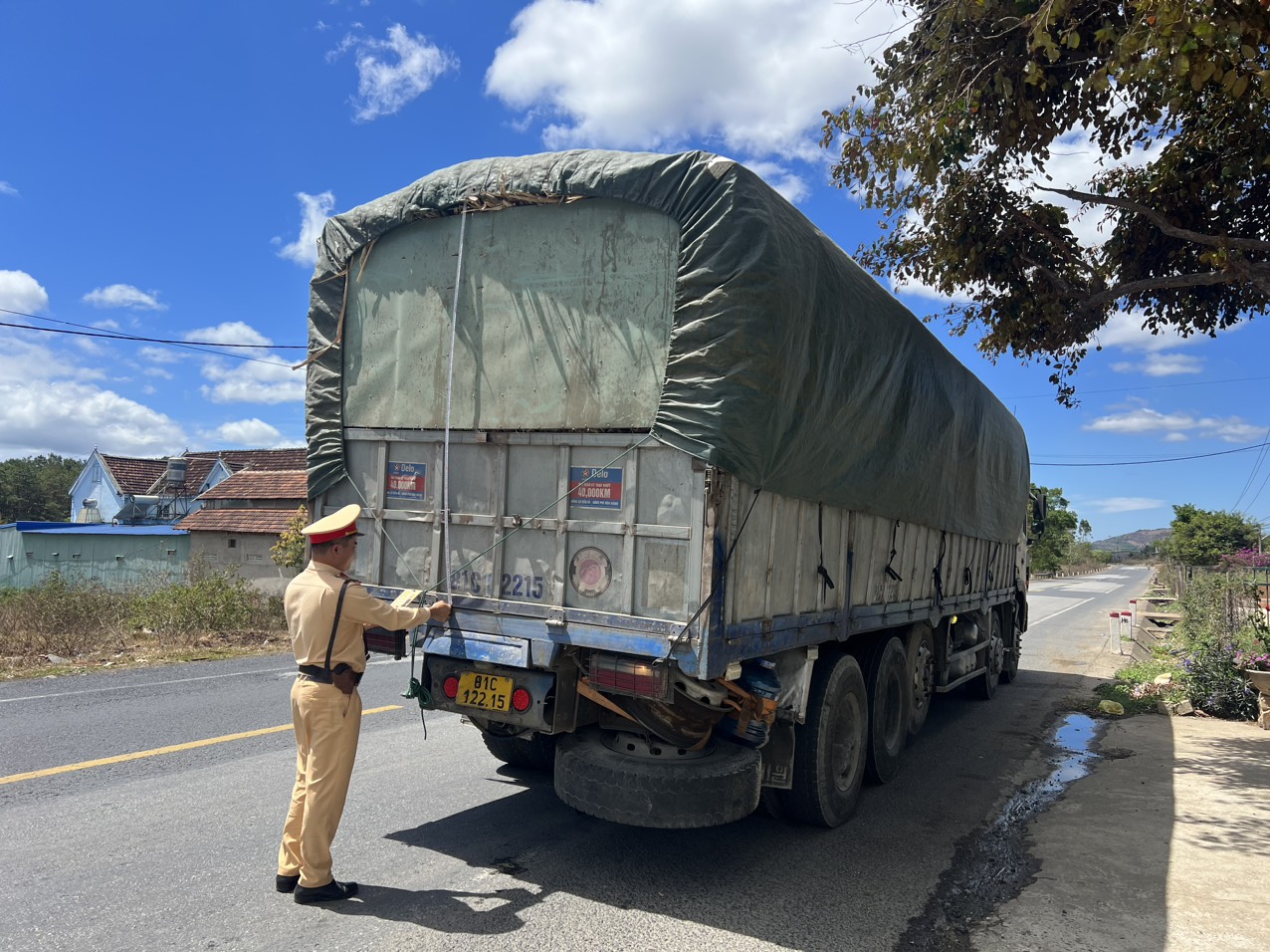 CSGT Gia Lai xử lý loạt xe tải quá khổ, quá tải, sau phản ánh của Tạp chí GTVT- Ảnh 1.
