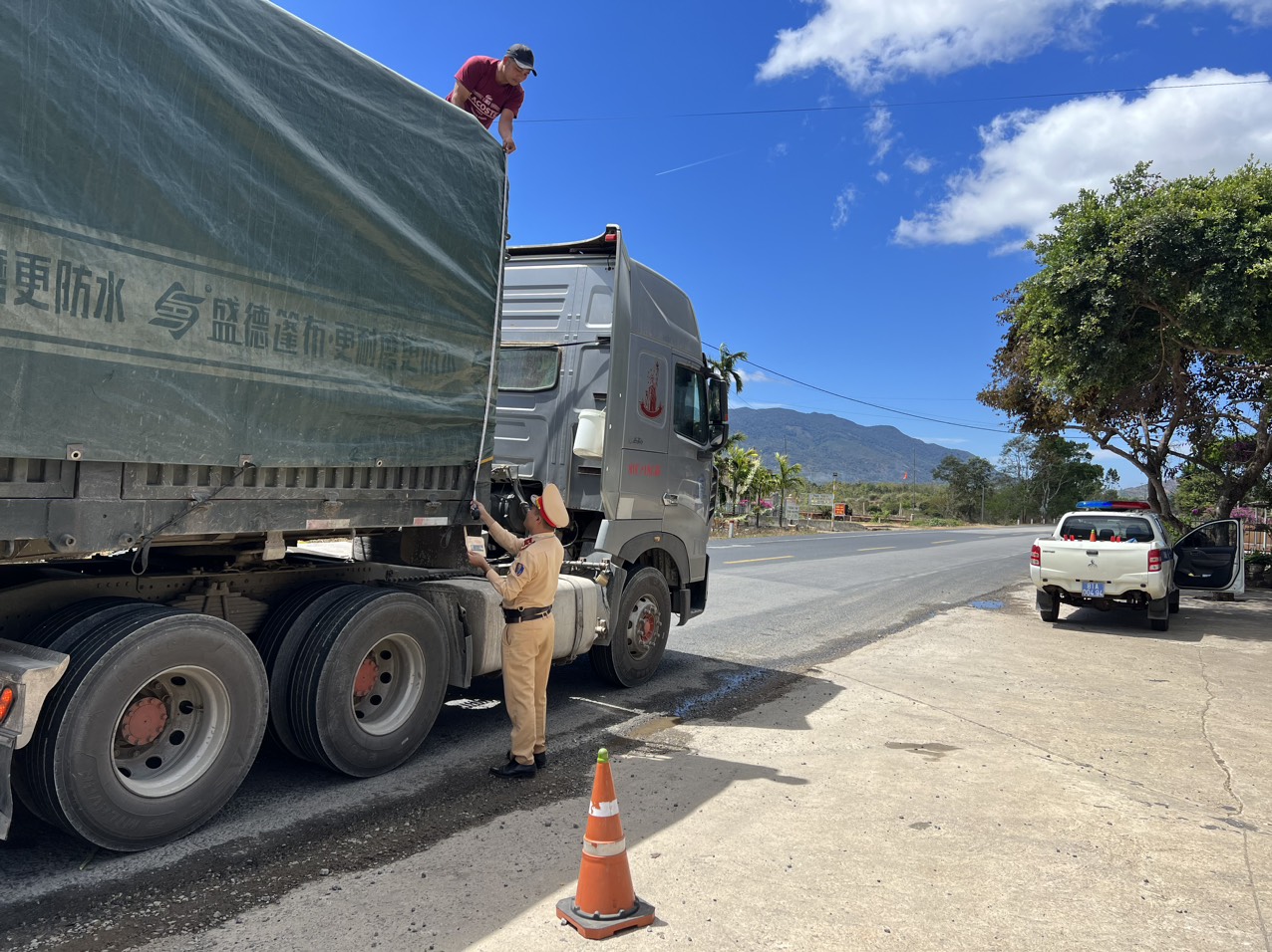CSGT Gia Lai xử lý loạt xe tải quá khổ, quá tải, sau phản ánh của Tạp chí GTVT- Ảnh 3.