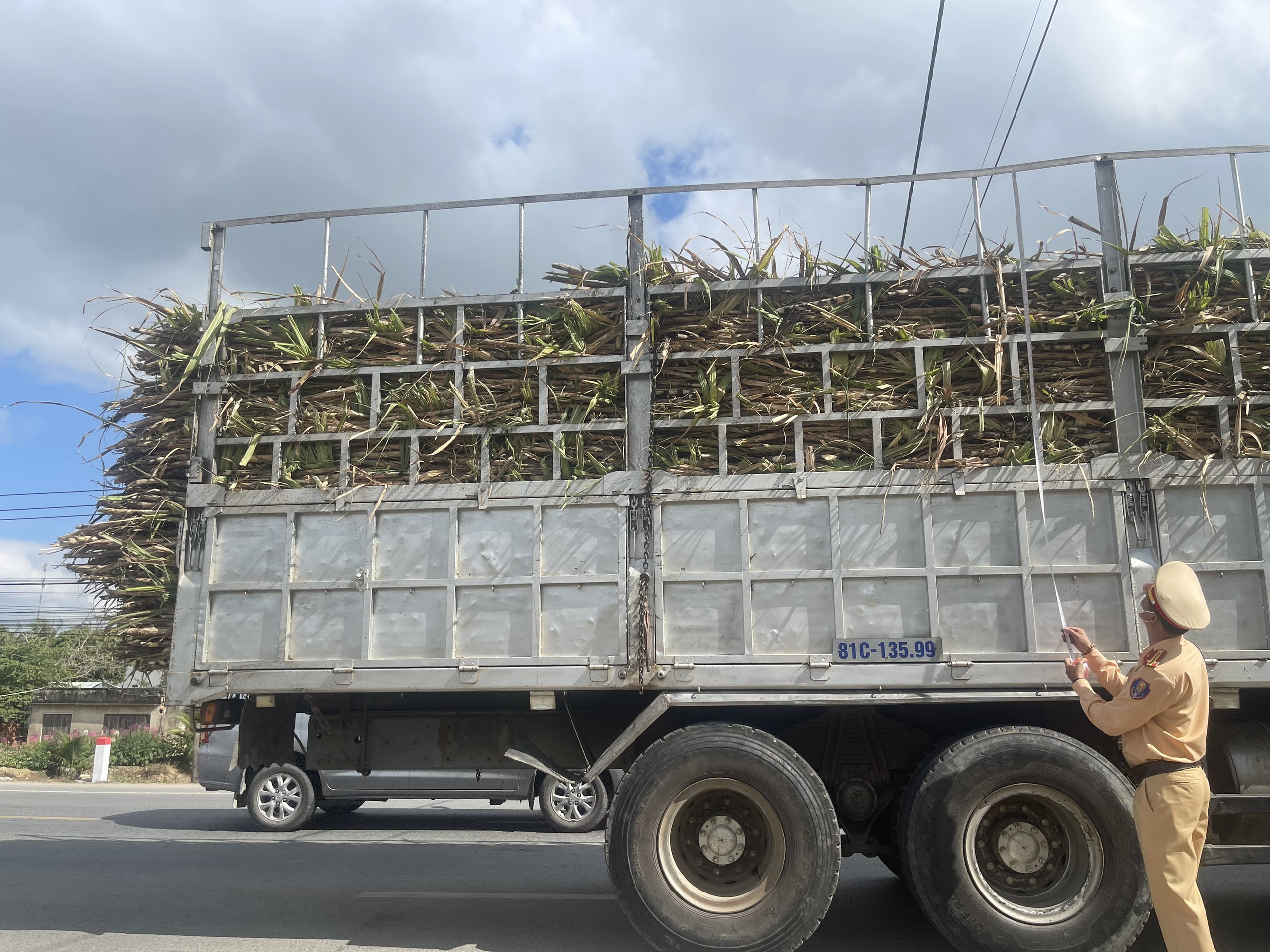 CSGT Gia Lai xử lý loạt xe tải quá khổ, quá tải, sau phản ánh của Tạp chí GTVT- Ảnh 2.