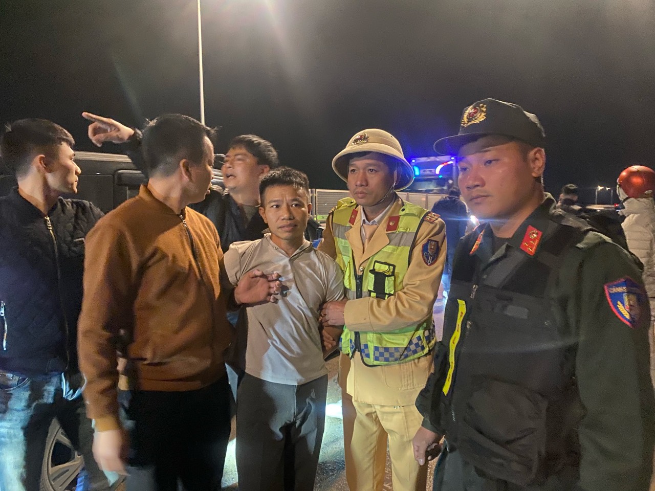 Cục CSGT phối hợp với công an địa phương bắt xe ô tô vận chuyển 15 bánh Heroin trên cao tốc- Ảnh 3.