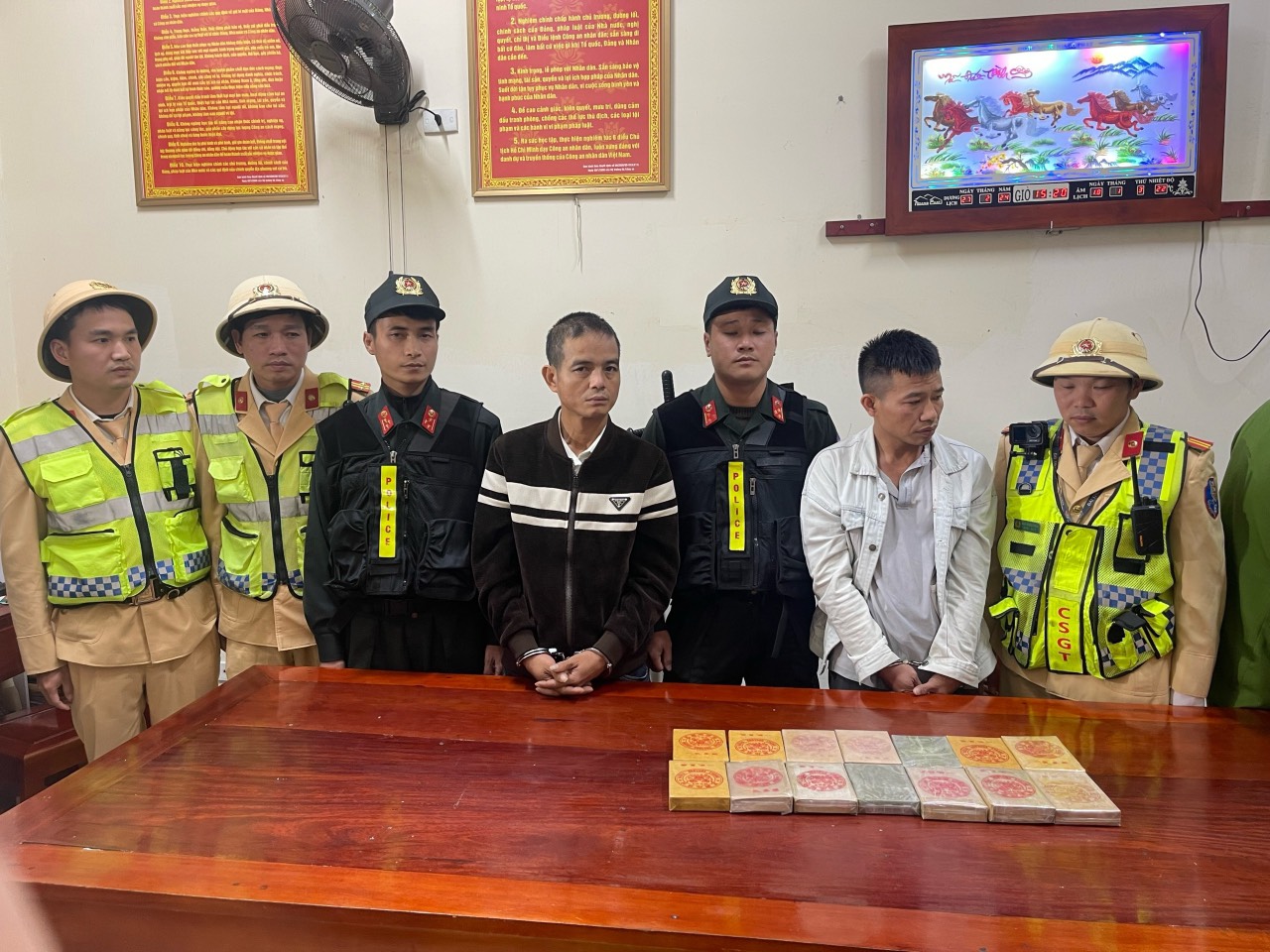 Cục CSGT phối hợp với công an địa phương bắt xe ô tô vận chuyển 15 bánh Heroin trên cao tốc- Ảnh 4.