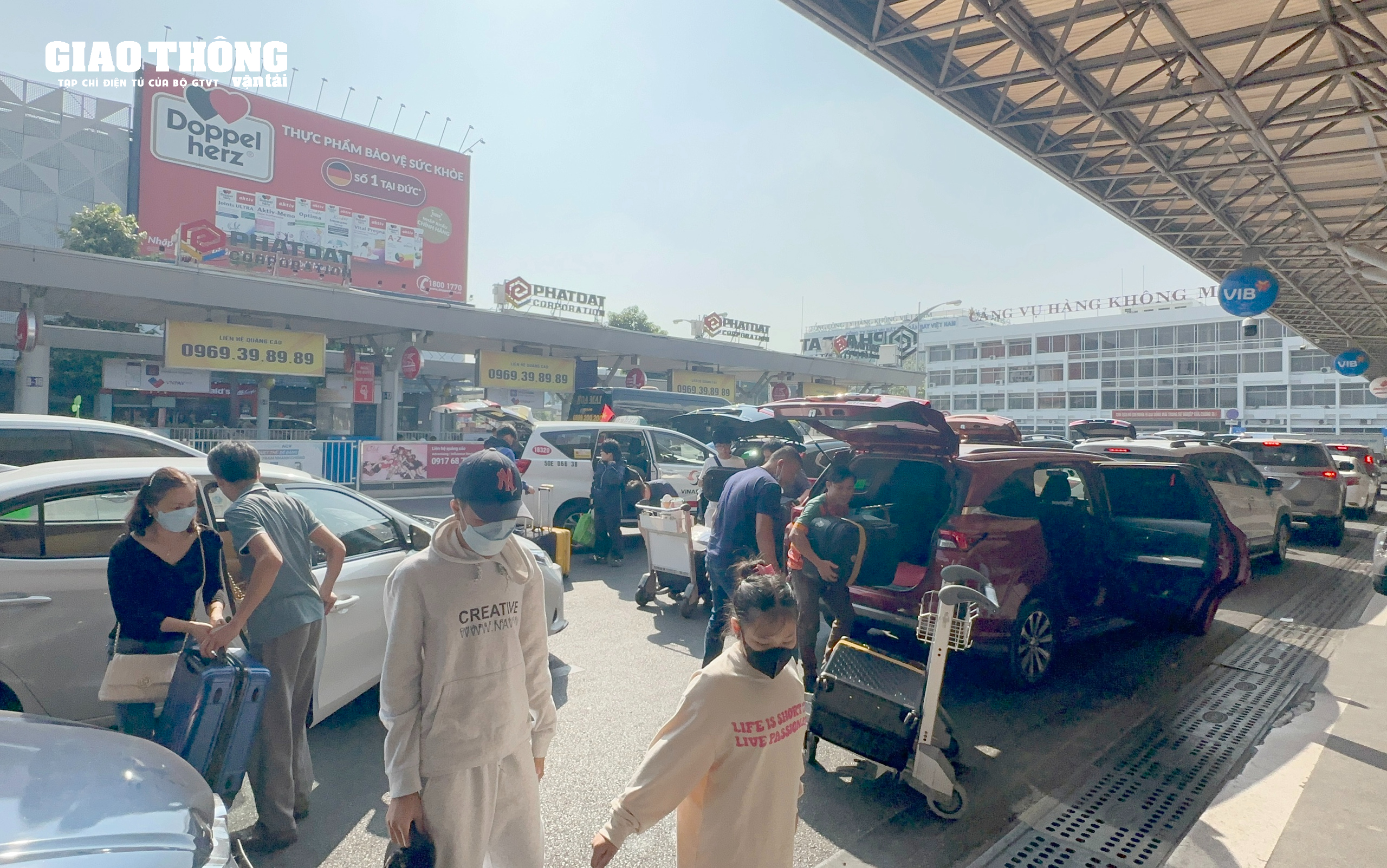 Hàng nghìn người dân xếp hàng chờ làm thủ tục tại sân bay Tân Sơn Nhất về quê đón Tết- Ảnh 3. Hàng nghìn người dân xếp hàng chờ làm thủ tục tại sân bay Tân Sơn Nhất về quê đón Tết- Ảnh 3.