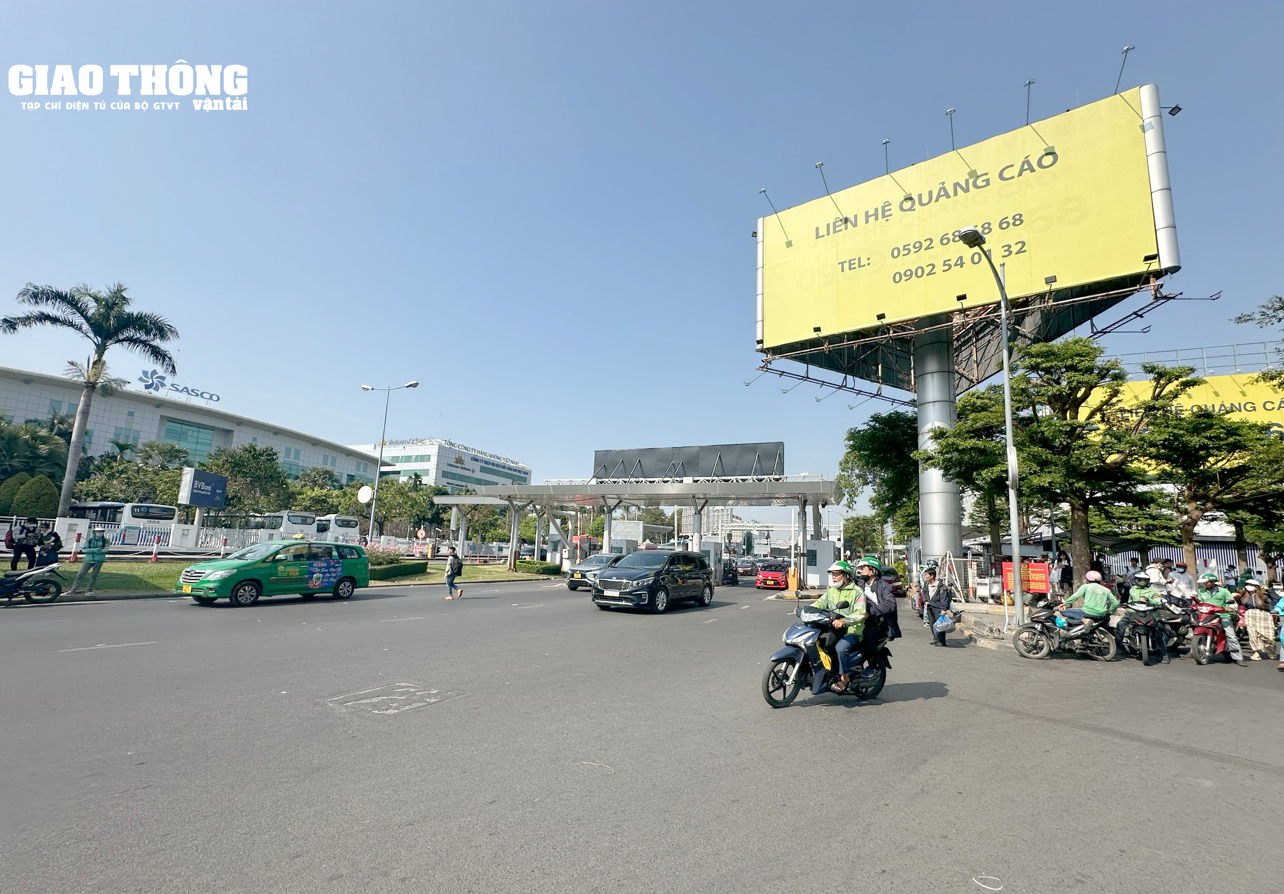 Hàng nghìn người dân xếp hàng chờ làm thủ tục tại sân bay Tân Sơn Nhất về quê đón Tết- Ảnh 15. Hàng nghìn người dân xếp hàng chờ làm thủ tục tại sân bay Tân Sơn Nhất về quê đón Tết- Ảnh 15.