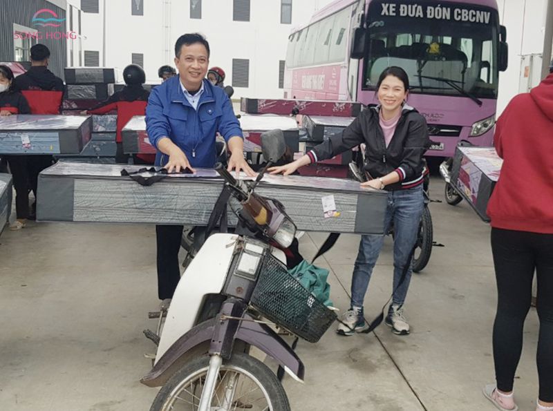 Nhận thưởng Tết bằng đệm, có thể bị phạt đến 600.000 đồng khi vận chuyển trên đường- Ảnh 1.